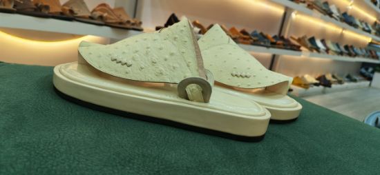 صورة حذاء شرقي جلد نعام ارضيه ملبس مريح ومانع الانزلاق